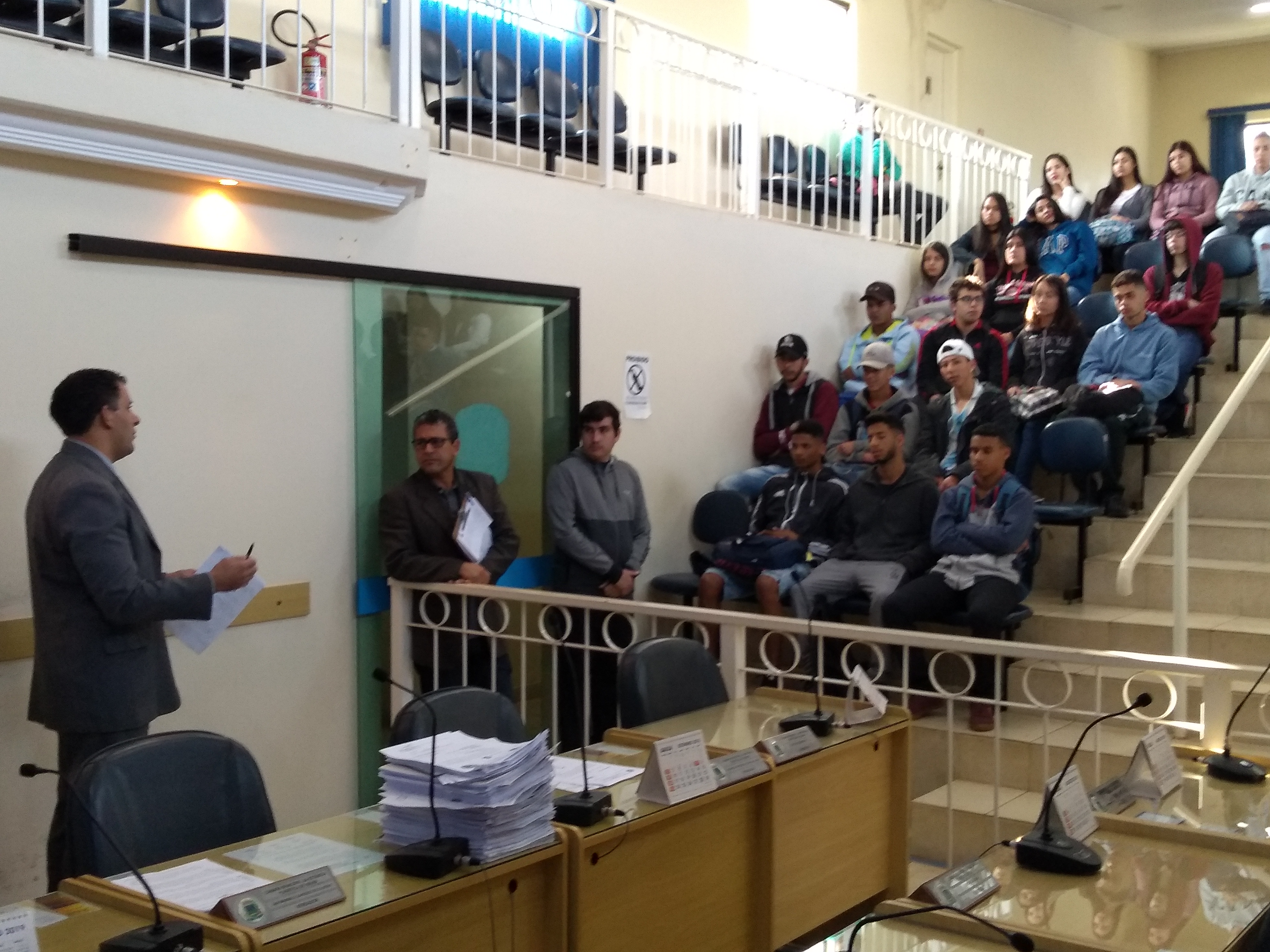 Alunos da Escola Estadual Dona Olímpia Falci conhecem a Câmara Municipal