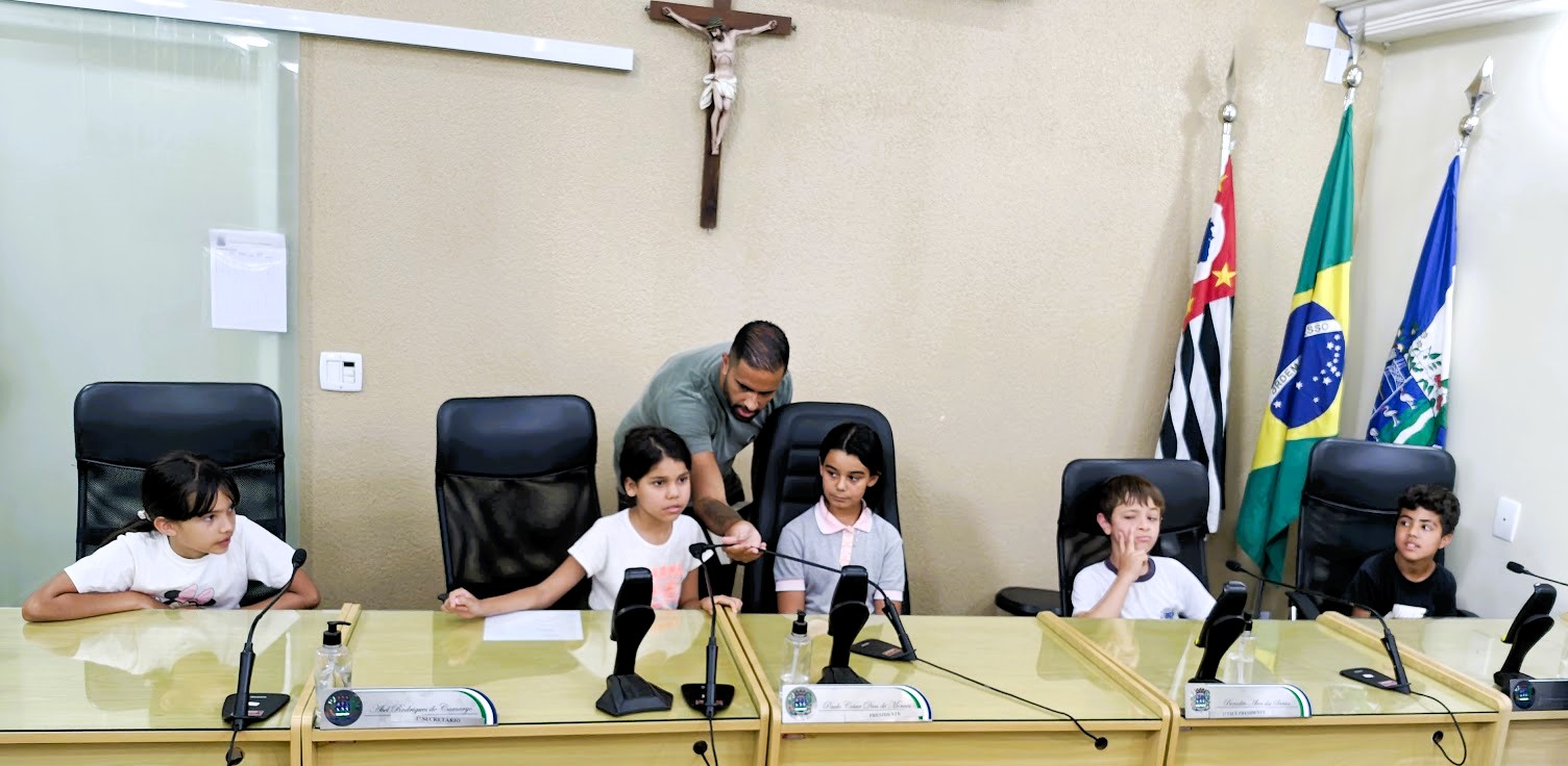 Alunos dos 4º e 5º anos da Escola Municipal do bairro Góes conhecem a Câmara Municipal e pedem, na tribuna, melhorias para o bairro