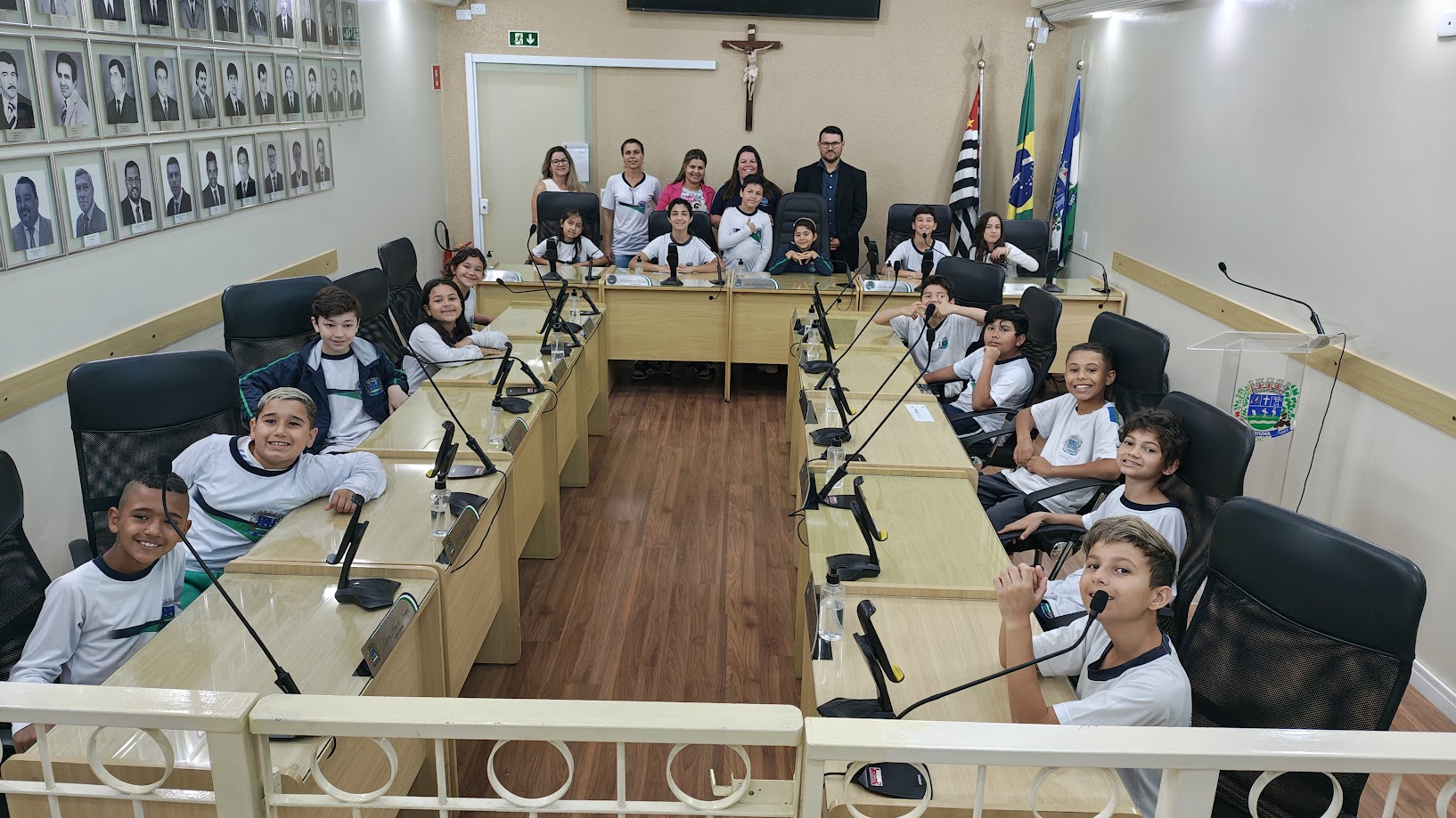 Alunos dos 4º e 5º anos do bairro Piratuba conhecem instalações da Câmara