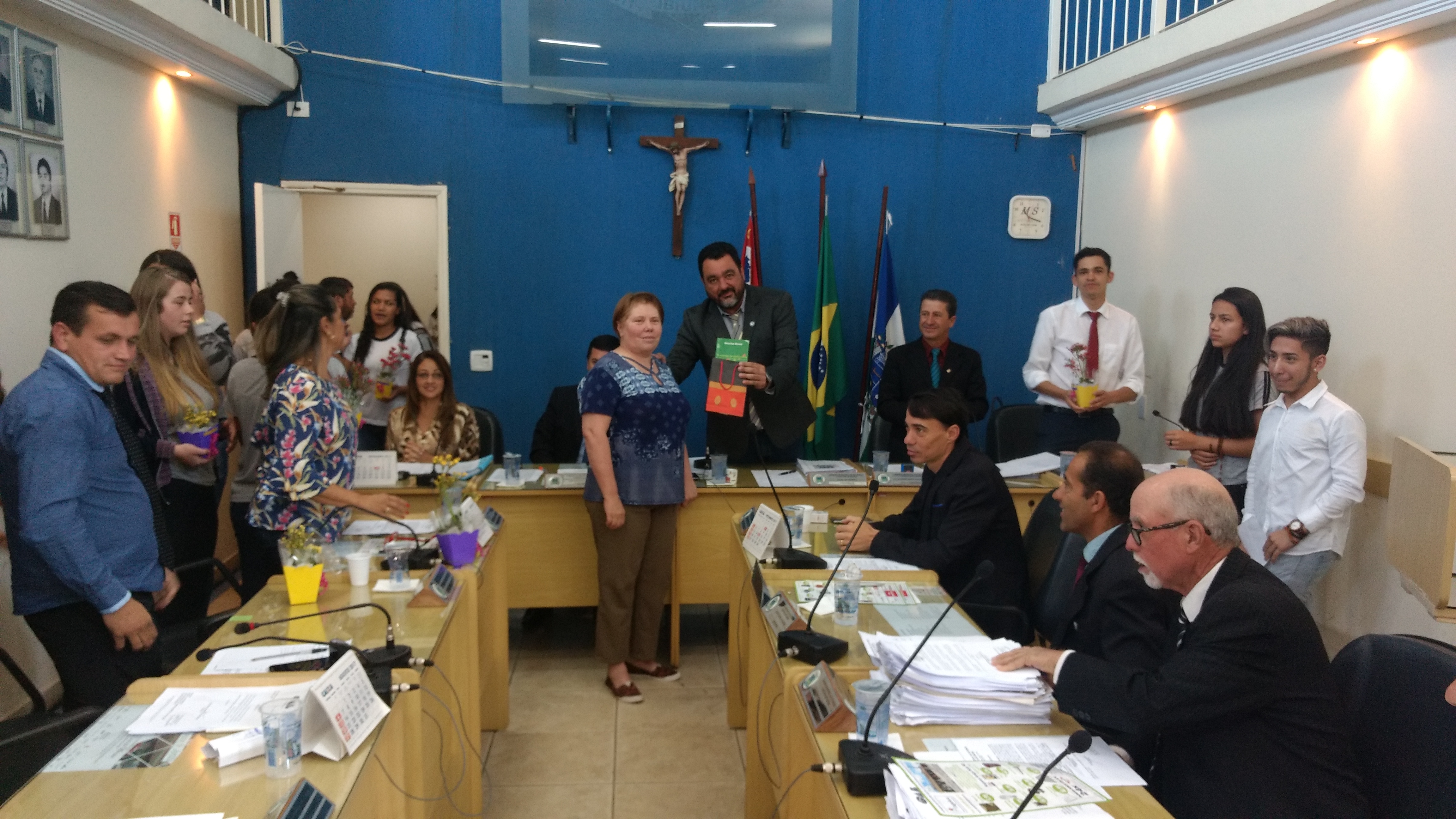 Ciclo de visitas de estudantes do Verava à Câmara é encerrado com entrega de presente, flores e discurso em tribuna