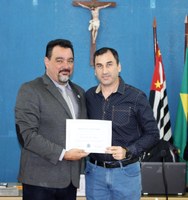 Educadores recebem o certificado de Moção de Aplauso pelo desfile cívico