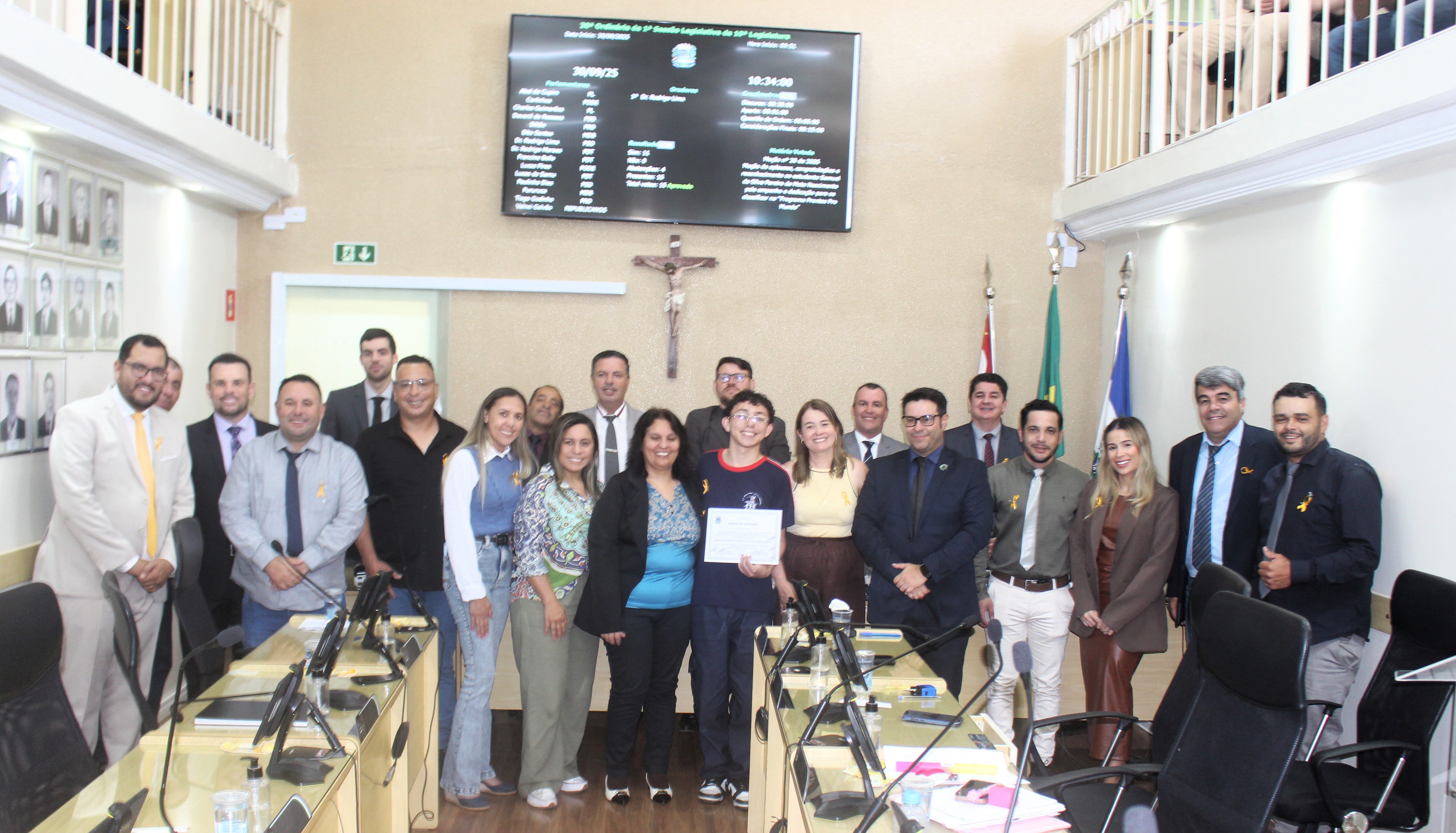 Estudante ibiunense que se destacou em programa estadual de estudo da língua inglesa é homenageado pela Câmara Municipal