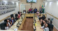 Estudantes conhecem a Câmara Municipal e pedem, na tribuna, melhorias para o município