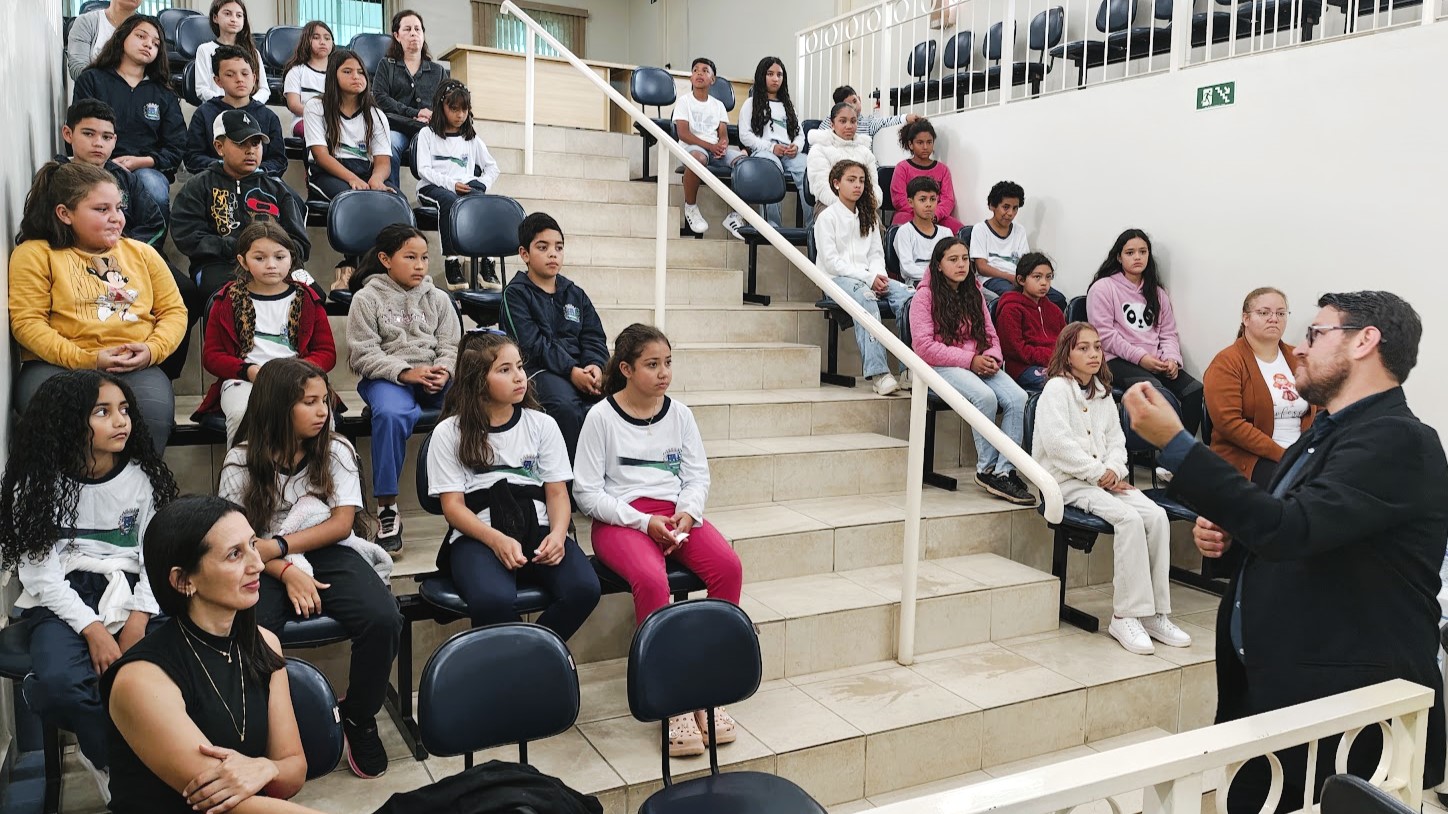 Estudantes do Bairro do Colégio conhecem a Câmara Municipal