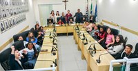 Estudantes do Capim Azedo conhecem a Câmara Municipal e simulam como é uma Sessão Legislativa