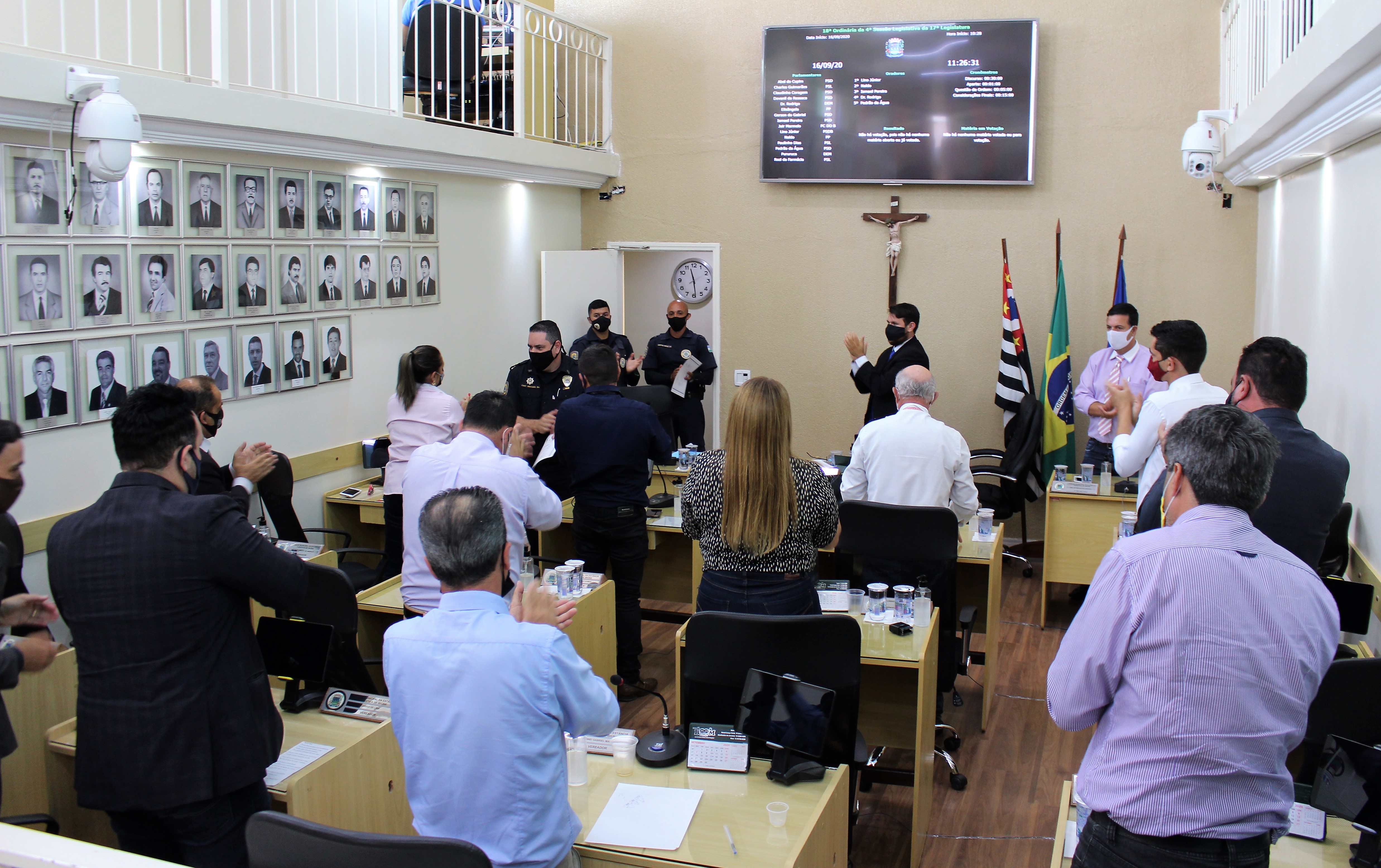 Guarda Municipais são homenageados por salvamento