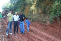 Vereador Charles viabiliza acostamento da estrada da Figueira