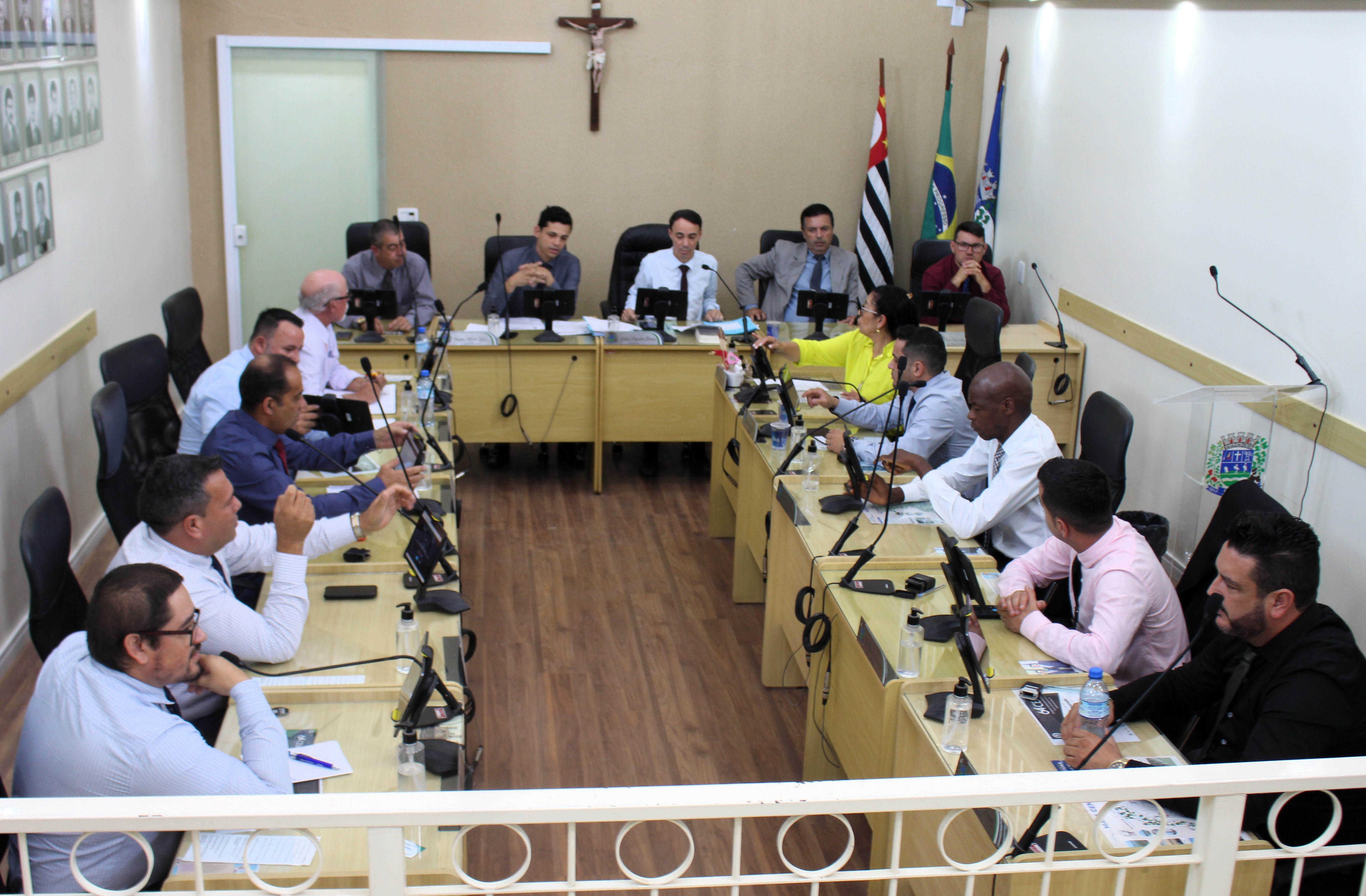 Sessão tem requerimentos por melhoria na coleta de lixo, limpeza em ônibus e manutenção de vias