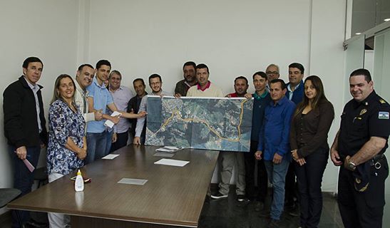 Vereadores e prefeito recepcionam engenheiro do DER para debater acessos, retornos e melhorias na obra de duplicação da SP-250